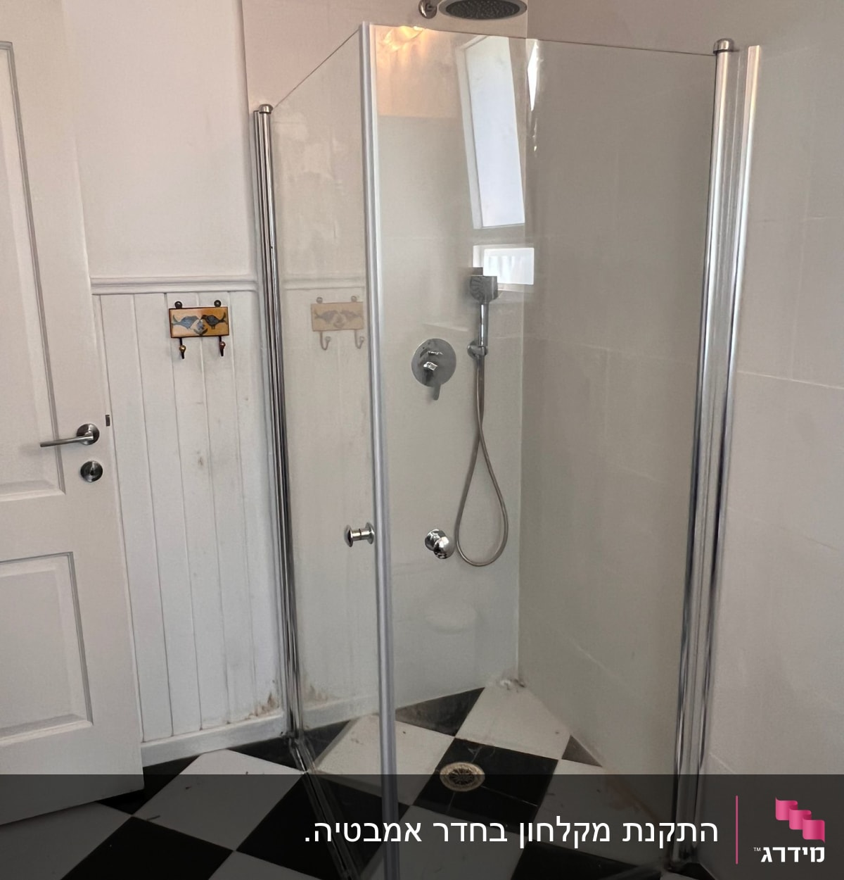 מקלחון זכוכית עם ראש מקלחת מתכתי